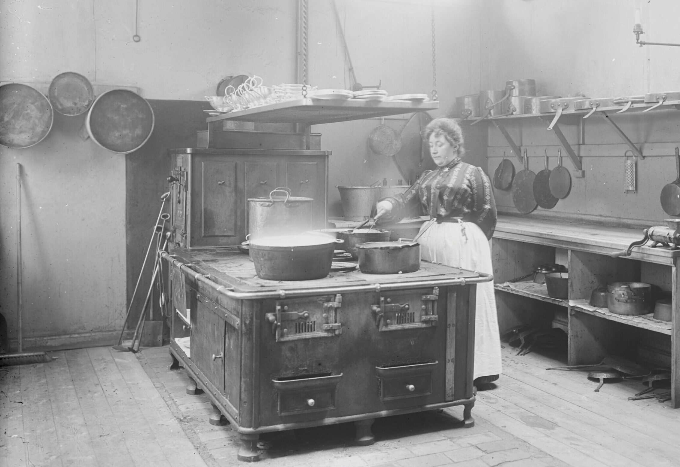 Fotografi: Kvinde ved komfur 1905, KB, fotograf Elfel